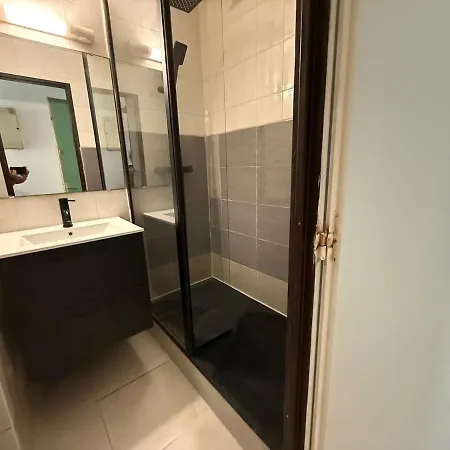17 M2 Avec Piscine Et Parking -